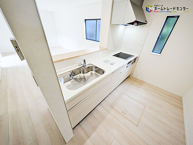 【キッチン】対面式キッチンは、家族のコミュニケーションを育み、子育て家族にも好適なプラン！リビングで寛ぐご家族をいつも感じられます♪会話を楽しみながら家事ができ、小さいお子様がいても安心です！