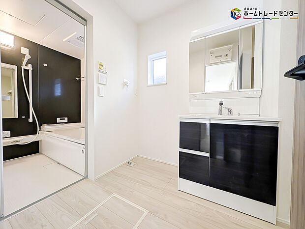 【洗面】白を基調とした爽やかなサニタリースペース。清潔感のある快適空間です。毎日の身支度も気持ち良くお使い頂けます！！高級感があり毎日の身だしなみも気分が上がりますね♪