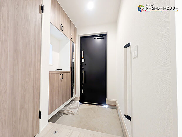 【玄関】明るく清潔感のある玄関でお客様を迎えるスペースをパッと明るい印象に！大容量の収納力で大家族の履物もすっきり収納できます♪ウッドテイストの玄関ドアがお洒落です。