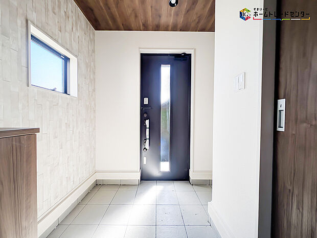 【玄関】明るく清潔感のある玄関でお客様を迎えるスペースをパッと明るい印象に！大容量の収納力で大家族の履物もすっきり収納できます♪ウッドテイストの玄関ドアがお洒落です。