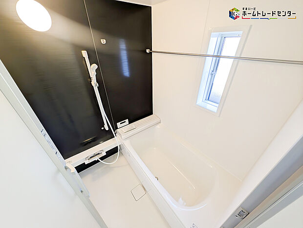 【浴室】毎日の疲れを癒す浴室は１坪タイプで、床は乾きやすく、滑りにくい速乾床を採用しておりお子様とのお風呂タイムも安心してゆったりとくつろげます。