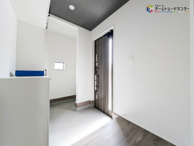 【玄関】明るく清潔感のある玄関でお客様を迎えるスペースをパッと明るい印象に!大容量の収納力で大家族の履物もすっきり収納できます♪ウッドテイストの玄関ドアがお洒落です。