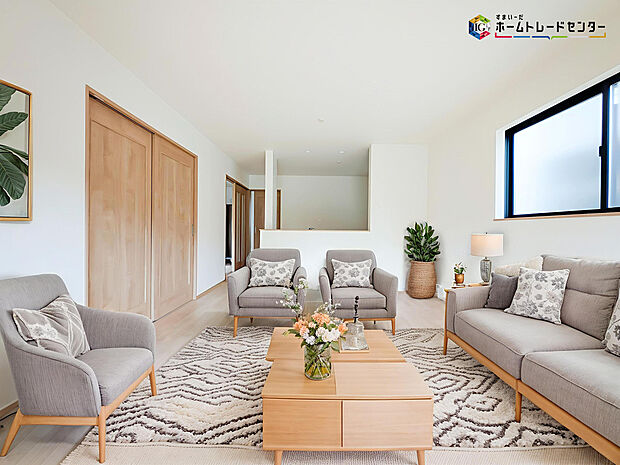 【リビング】インテリアプランが考えやすいワイドなリビング♪広々としたLDKに、自分好みのインテリアでレイアウト。季節ごとに模様替えなども、楽しみの一つとなりそうです
※こちらの写真は、家具をCGで合成したものです