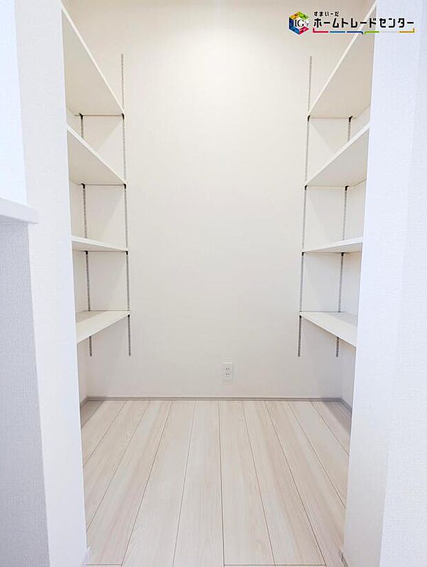 【パントリー】ミネラルウォーターや調味料など、まとめ買いしても置き場所の心配がいりません。育ちざかりのお子様を持つママにとっても嬉しいスペースです。