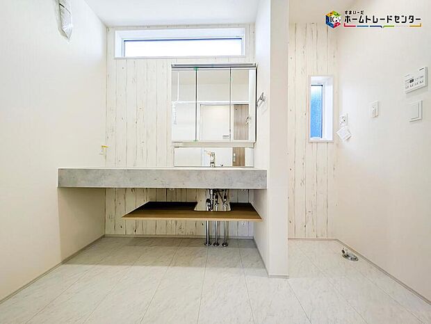 【洗面台・洗面所】散らかりがちな洗面台も三面鏡の後ろの収納でスッキリ♪
三面鏡の後ろ以外にも収納がございますので、ちょっとした生活用品等の収納もできます！