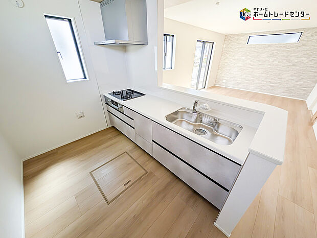 【キッチン】対面式キッチンは、家族のコミュニケーションを育み、子育て家族にも好適なプラン！リビングで寛ぐご家族をいつも感じられます♪会話を楽しみながら家事ができ、小さいお子様がいても安心です！