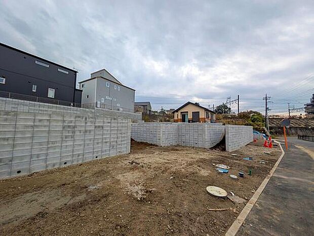 【前面道路含む現地写真】2026年2月完成予定！
平日・お仕事帰りなど、いつでもご案内致します！
お気軽にお問い合わせ下さい。