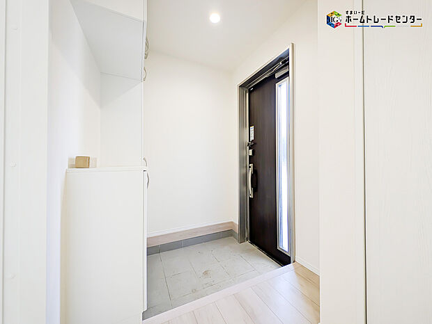 【玄関】明るく清潔感のある玄関でお客様を迎えるスペースをパッと明るい印象に!大容量の収納力で大家族の履物もすっきり収納できます♪ウッドテイストの玄関ドアがお洒落です。