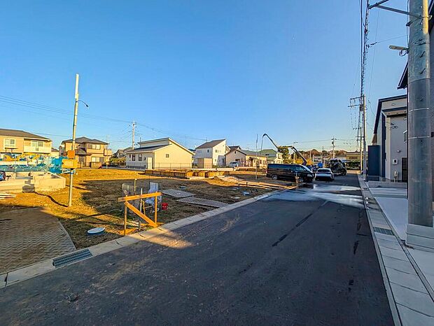 【 前面道路含む現地写真】2026年3月完成予定！
平日・お仕事帰りなど、いつでもご案内致します！
お気軽にお問い合わせ下さい♪