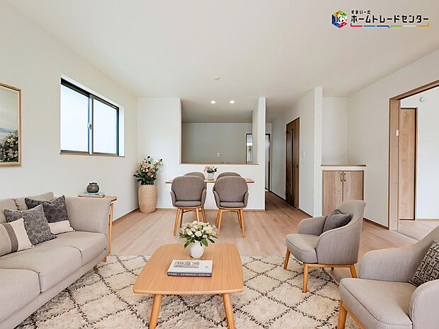 【リビング】インテリアプランが考えやすいワイドなリビング♪広々としたLDKに、自分好みのインテリアでレイアウト。季節ごとに模様替えなども、楽しみの一つとなりそうです
※こちらの写真は、家具をCGで合成したものです