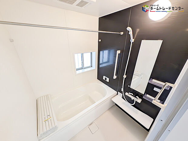 【浴室】毎日の疲れを癒す浴室は１坪タイプで、床は乾きやすく、滑りにくい速乾床を採用しておりお子様とのお風呂タイムも安心してゆったりとくつろげます。