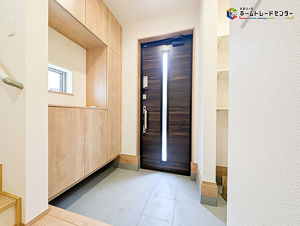 【玄関】明るく清潔感のある玄関でお客様を迎えるスペースをパッと明るい印象に！大容量の収納力で大家族の履物もすっきり収納できます♪ウッドテイストの玄関ドアがお洒落です。