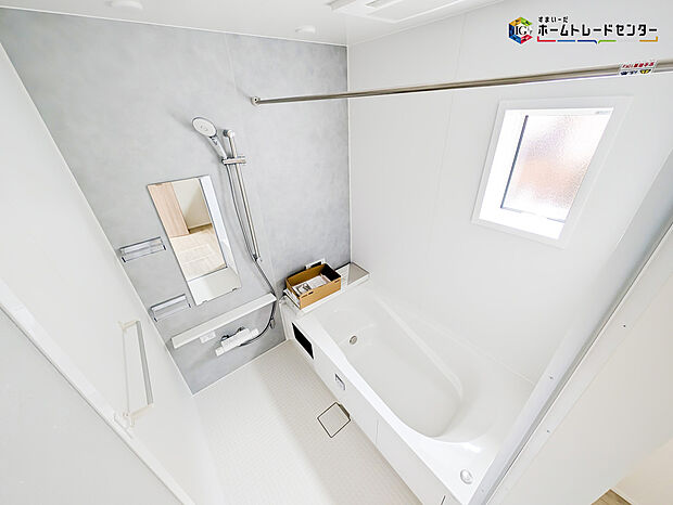 【浴室】毎日の疲れを癒す浴室は1坪タイプで、床は乾きやすく、滑りにくい速乾床を採用しておりお子様とのお風呂タイムも安心してゆったりとくつろげます。