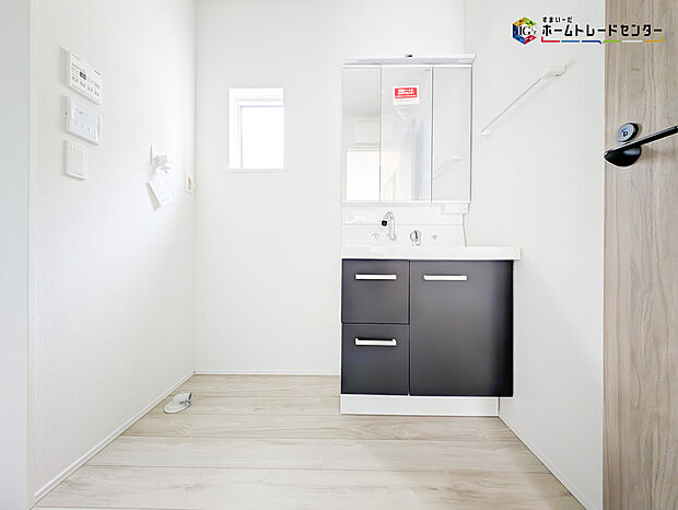 【洗面】白を基調とした爽やかなサニタリースペース。清潔感のある快適空間です。毎日の身支度も気持ち良くお使い頂けます!!高級感があり毎日の身だしなみも気分が上がりますね♪