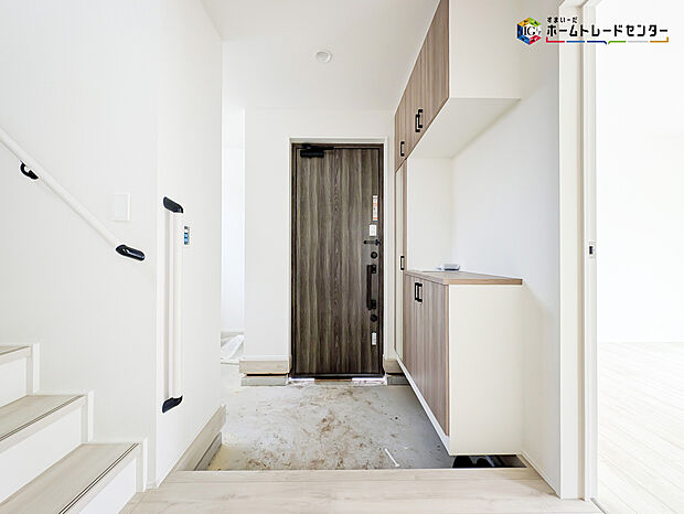 【玄関】明るく清潔感のある玄関でお客様を迎えるスペースをパッと明るい印象に!大容量の収納力で大家族の履物もすっきり収納できます♪ウッドテイストの玄関ドアがお洒落です。