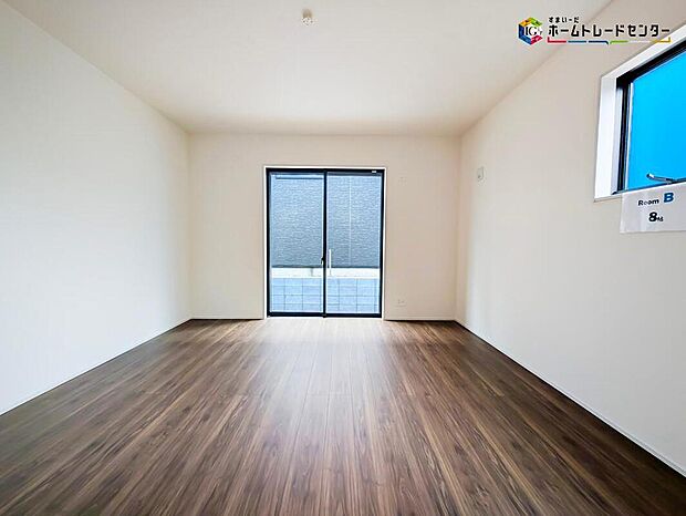 【リビング以外の居室】充分な広さの収納を備え、風通しも良く、大変居心地の良い採光良好な洋室は、快適空間。プライベートの時間もゆったりお寛ぎ頂けそうですね!