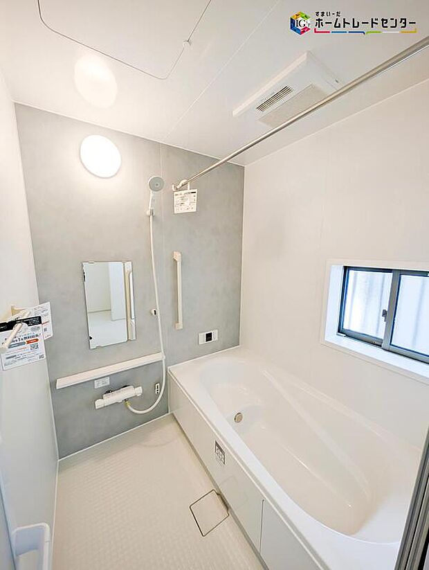 【浴室】毎日の疲れを癒す浴室は１坪タイプです。足を伸ばしてゆっくりとくつろげます。
お子様と一緒に入ってもゆとりがありますね♪