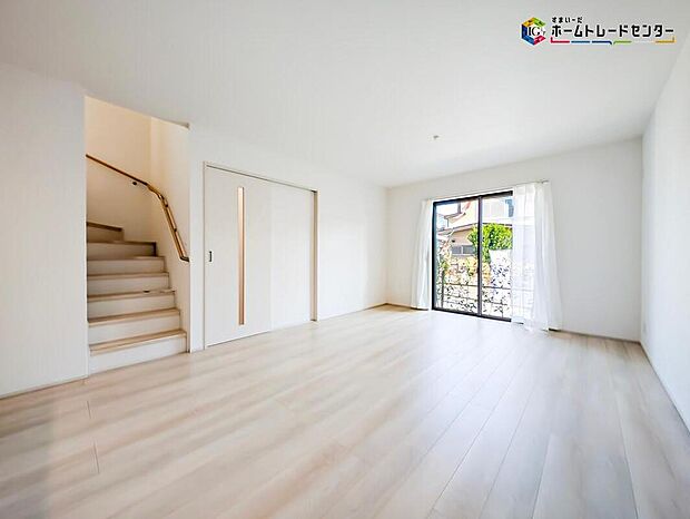 【リビング】家族の食事や団らんのほか、子供を遊ばせたり、友人を招いたりするＬＤＫは住まいの中心。
長時間過ごす場所だから、その空間は住まい全体の居心地を左右します。