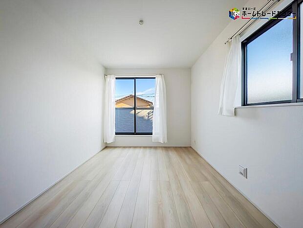 【リビング以外の居室】全居室2面採光の陽光が心地良いプライベートルーム♪
各居室にはそれぞれ収納を完備！お部屋は美しい空間を保てますね！