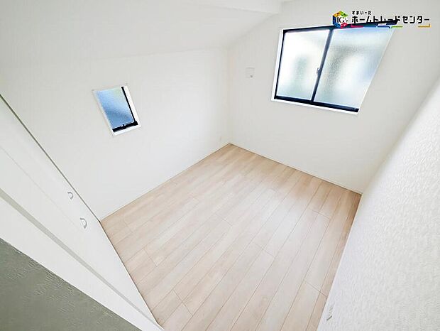 【リビング以外の居室】2面採光を確保した明るい室内は、風通しも良く、大変居心地の良い空間となっております。爽やかな風を感じて起きる朝は、快適生活の始まりに！