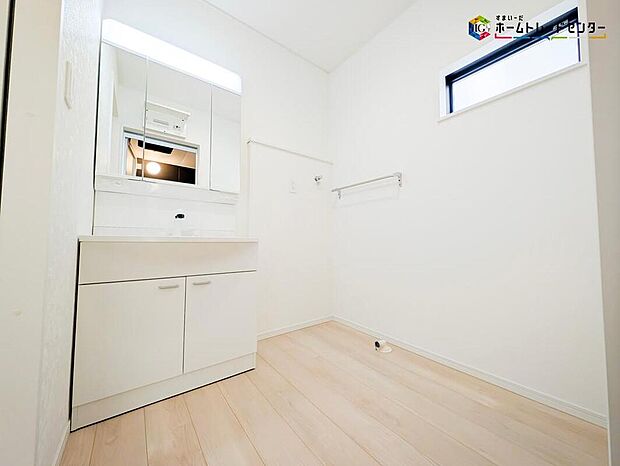 【洗面台・洗面所】三面鏡付きの洗面化粧台ですので、たっぷりと収納いただけます。
白を基調とした清潔感のある快適空間です。毎日の身支度も気持ち良くお使い頂けます！！