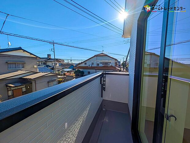 【バルコニー】広々としたバルコニーは、太陽の光がたくさん♪ご家族のお洗濯物やお布団もたっぷり干せる頼もしい存在です♪たくさんの洗濯物や全員の布団を一気に干せますね♪