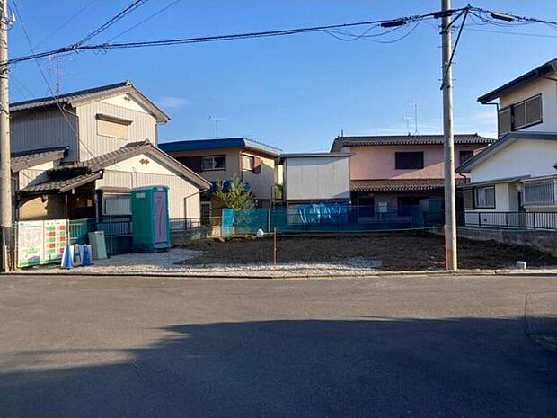 【現地外観写真】嬉しい仕様がたくさん！
平屋、全洋室、食洗機、浴室乾燥機、LDK19帖、吊下げ物干し、玄関手洗いカウンター、宅配BOX、庭、駐車2台可能（車種による）等♪