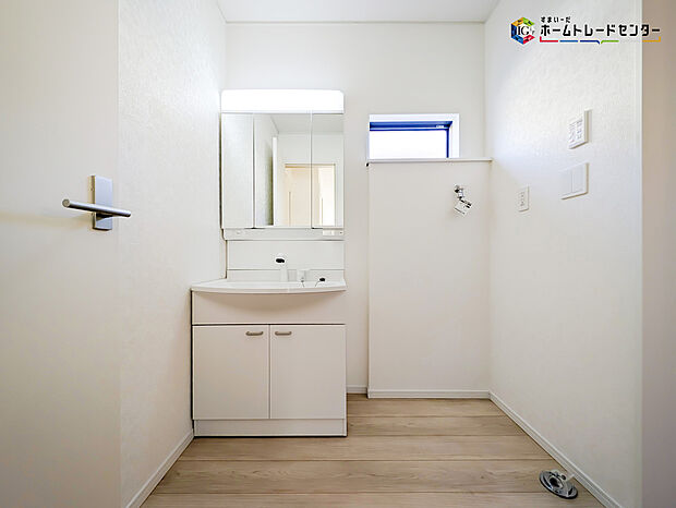 【洗面】白を基調とした爽やかなサニタリースペース。清潔感のある快適空間です。毎日の身支度も気持ち良くお使い頂けます！！高級感があり毎日の身だしなみも気分が上がりますね♪