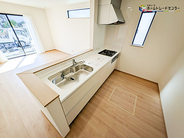 【キッチン】対面式キッチンは、家族のコミュニケーションを育み、子育て家族にも好適なプラン!リビングで寛ぐご家族をいつも感じられます♪会話を楽しみながら家事ができ、小さいお子様がいても安心です!