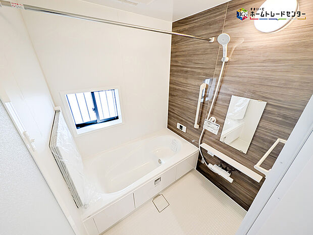 【浴室】毎日の疲れを癒す浴室は1坪タイプで、床は乾きやすく、滑りにくい速乾床を採用しておりお子様とのお風呂タイムも安心してゆったりとくつろげます。