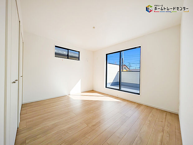 【リビング以外の居室】2面採光を確保した明るい室内は、風通しも良く居心地の良い空間となっております。爽やかな風を感じて起きる朝は、快適生活の始まりに！