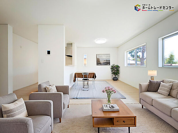 【リビング】インテリアプランが考えやすいワイドなリビング♪広々としたLDKに、自分好みのインテリアでレイアウト。季節ごとに模様替えなども、楽しみの一つとなりそうです
※こちらの写真は、家具をCGで合成したものです