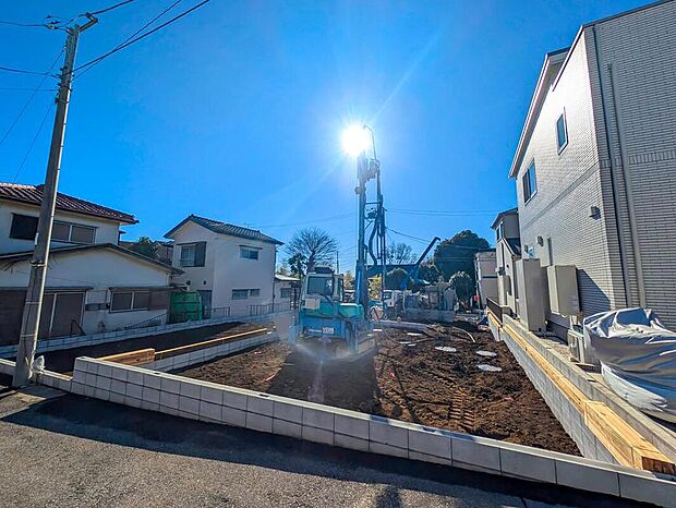 【≪2号棟現地外観図≫】嬉しい仕様がたくさん！
浴室乾燥機、水廻り集中設計、全洋室、サービスルーム、リビング収納、防犯カメラ、駐車2台可能（車種による）等！