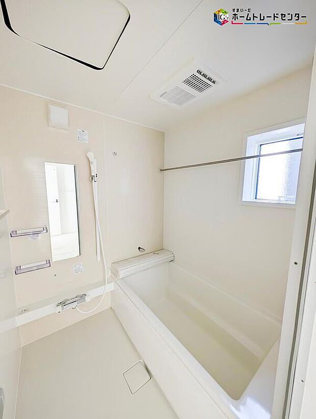 【浴室】ゆったり寛げる1坪タイプのシステムバス。親子で一緒に入ってもゆとりを感じられる広さです。毎日のバスタイムが楽しみになりそうですね♪