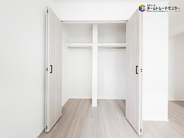 【収納】たくさんのお洋服の収納や、大型荷物の収納に便利なクローゼット♪お子様の成長と共に増えていく荷物も楽々しまえる収納力！