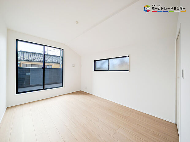 【リビング以外の居室】2面採光を確保した明るい室内は、風通しも良く居心地の良い空間となっております。爽やかな風を感じて起きる朝は、快適生活の始まりに！