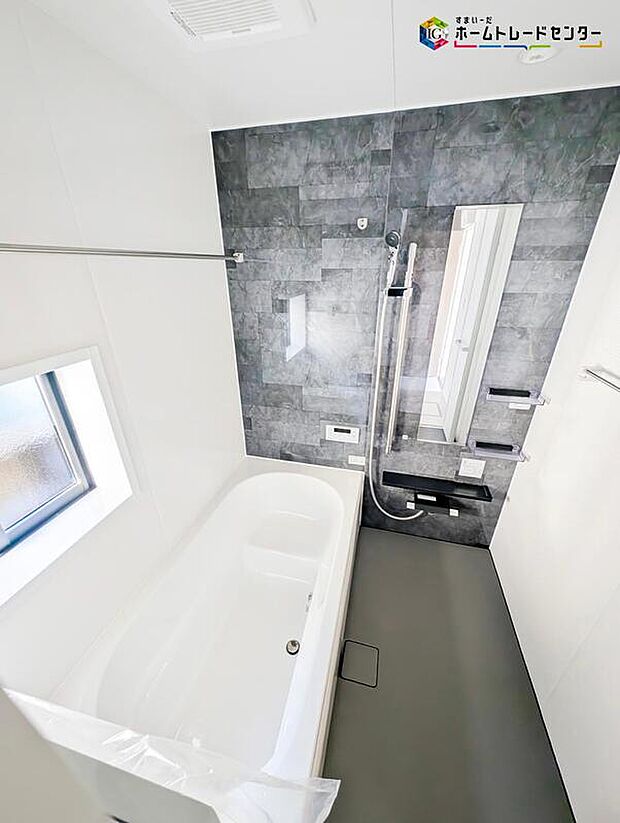 【浴室】ゆったり寛げる1坪タイプのシステムバス。
お子様と一緒に入ってもゆとりがあります♪
毎日のバスタイムが楽しみになりますね！