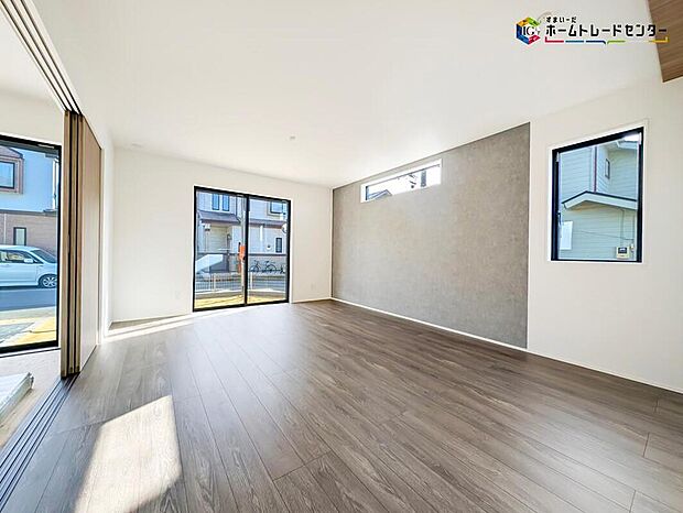 【リビング】窓から差し込む陽光は、時間の経過とともに位置を変え、部屋に変化と温もりをもたらしてくれます♪あたたかい光が差し込む、温もりあふれるお住まいです♪