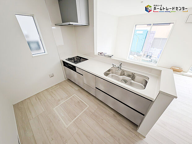 【キッチン】対面式キッチンは、家族のコミュニケーションを育み、子育て家族にも好適なプラン！リビングで寛ぐご家族をいつも感じられます♪会話を楽しみながら家事ができ、小さいお子様がいても安心です！