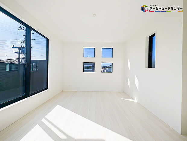 【リビング以外の居室】2面採光を確保した明るい室内は、風通しも良く居心地の良い空間となっております。爽やかな風を感じて起きる朝は、快適生活の始まりに！