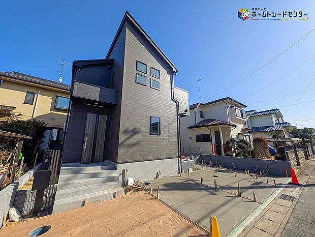 【現地外観写真】嬉しい仕様・設備がたくさん！
南向き、水廻り集中設計、浴室乾燥機、和洋室、WIC、SC、2階ホール物入、ワイドバルコニー、南庭、駐車2台可能等！