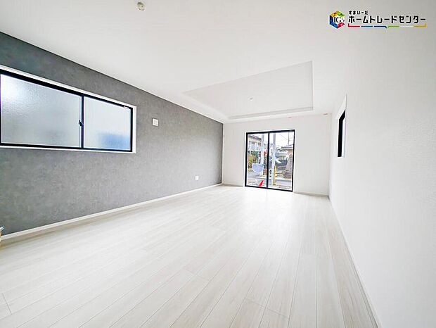 【リビング】陽光差し込む明るいリビング♪広々とした開放感あふれるLDKはゆったり寛げる充分な広さがございますので、ご家族でインテリアのレイアウトを考えるのも楽しみになりそうです。大きめのソファも置けますね♪