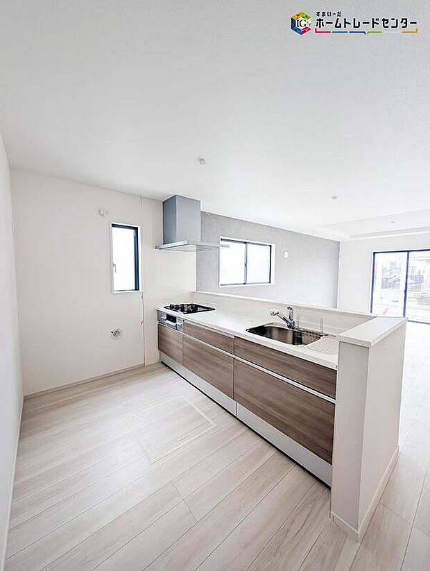 【キッチン】水廻り集中設計で家事もスムーズ♪
ママも助かる食洗器付き！カフェ風のキッチンでご家族で楽しくお料理をお楽しみいただけます！