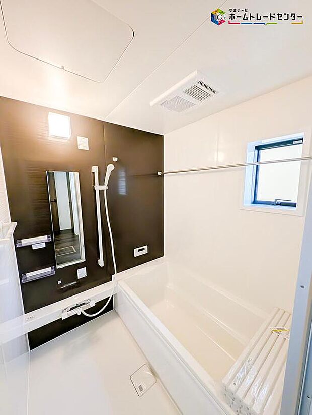 【浴室】ゆったり寛げる1坪タイプのシステムバス。親子で一緒に入ってもゆとりを感じられる広さです。毎日のバスタイムが楽しみになりそうですね♪