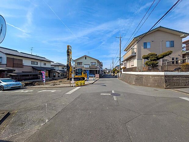 【前面道路含む現地写真】2026年5月完成予定！
平日・お仕事帰りなど、いつでもご案内致します！
お気軽にお問い合わせ下さい♪