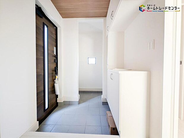 【玄関】開放感のある玄関ホール。温もり感じるフローリング仕様ですので、ご家族やお客様を温かく迎えてくれます。