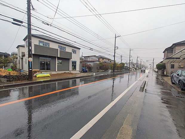 【前面道路含む現地写真】2026年3月完成予定！
平日・お仕事帰りなど、いつでも現地ご案内致します！
お気軽にお問い合わせ下さい♪