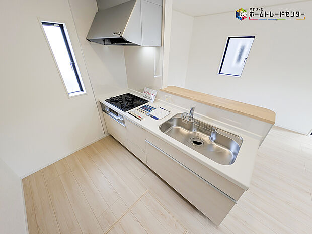 【キッチン】対面式キッチンは、家族のコミュニケーションを育み、子育て家族にも好適なプラン！リビングで寛ぐご家族をいつも感じられます♪会話を楽しみながら家事ができ、小さいお子様がいても安心です！