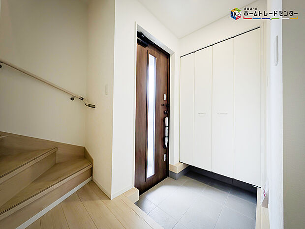 【玄関】明るく清潔感のある玄関でお客様を迎えるスペースをパッと明るい印象に！大容量の収納力で大家族の履物もすっきり収納できます♪ウッドテイストの玄関ドアがお洒落です。