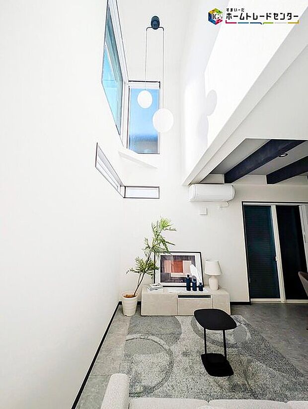 【リビング】LDKの吹抜けは高い位置に窓を設けることで日の光をふんだんに取り込む明るいリビングに！開放的な空間はリラックス効果も高く、家族や仲間とゆったりとした時間を過ごすことができます。

